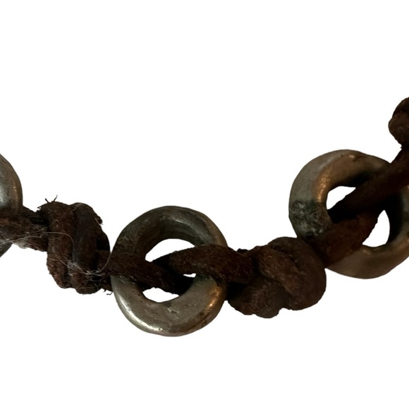 Leather and hammered metal necklace. Brown leather - Picture 2 of 2